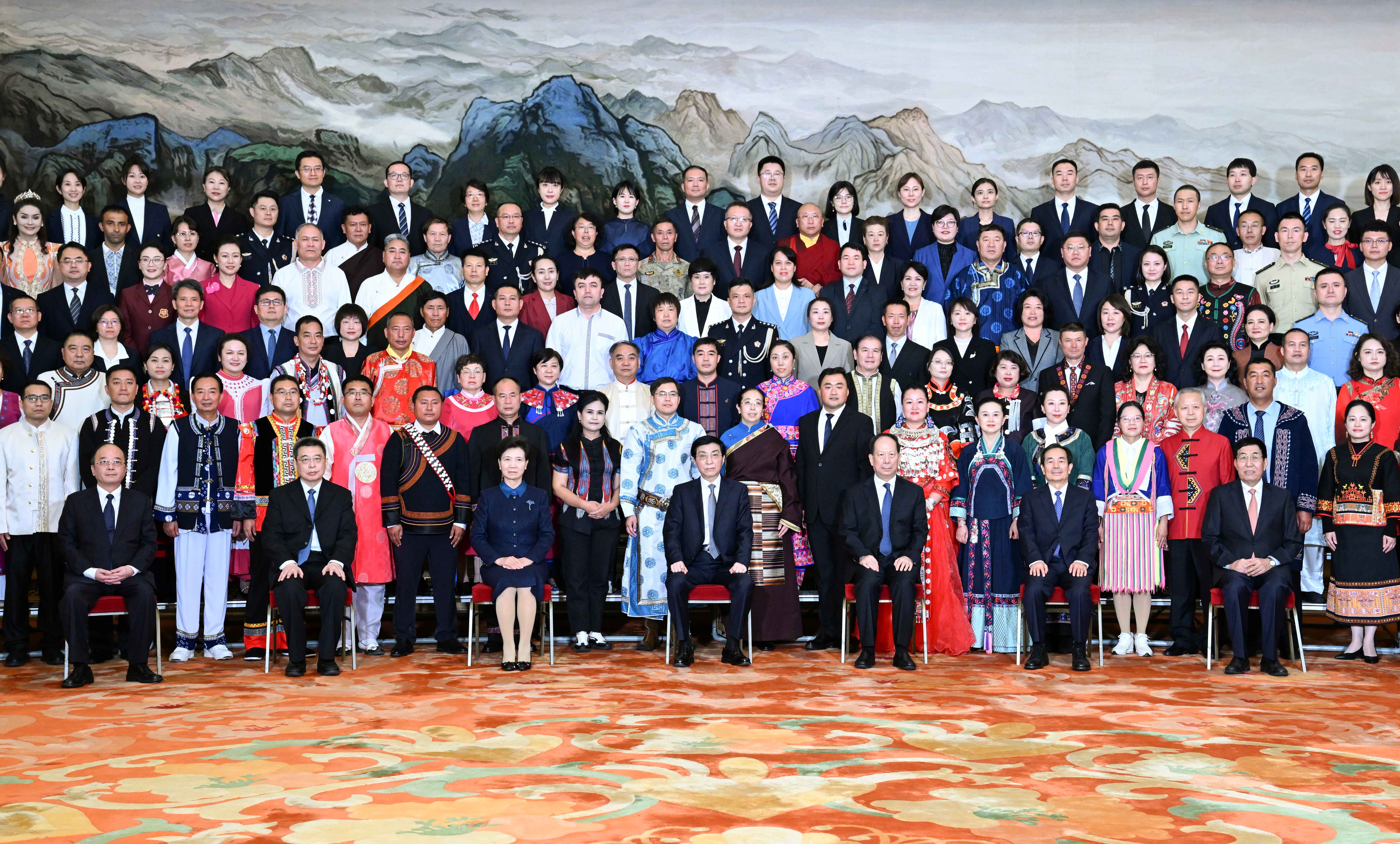 3、各民族代表大合照(1) 3、各民族代表大合照(1)